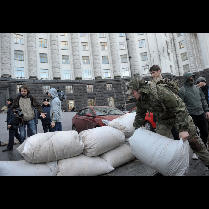 Київ. Під стінами Кабміну (Грушевського 12/2) відбудеться креативна акція протесту проти присутності російського бізнесу в Україні та транзиту російських вантажівок через українську територію.
Мета акції - націоналізація російських підприємств та закриття кордонів з ворогом. Нагадаємо, що завтра Кабінет міністрів має законодавчо вирішити питання щодо пересування російських фур Україною.
