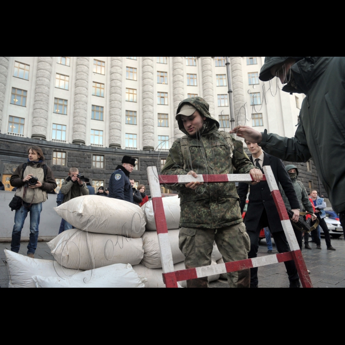 Київ. Під стінами Кабміну (Грушевського 12/2) відбудеться креативна акція протесту проти присутності російського бізнесу в Україні та транзиту російських вантажівок через українську територію.
Мета акції - націоналізація російських підприємств та закриття кордонів з ворогом. Нагадаємо, що завтра Кабінет міністрів має законодавчо вирішити питання щодо пересування російських фур Україною.
