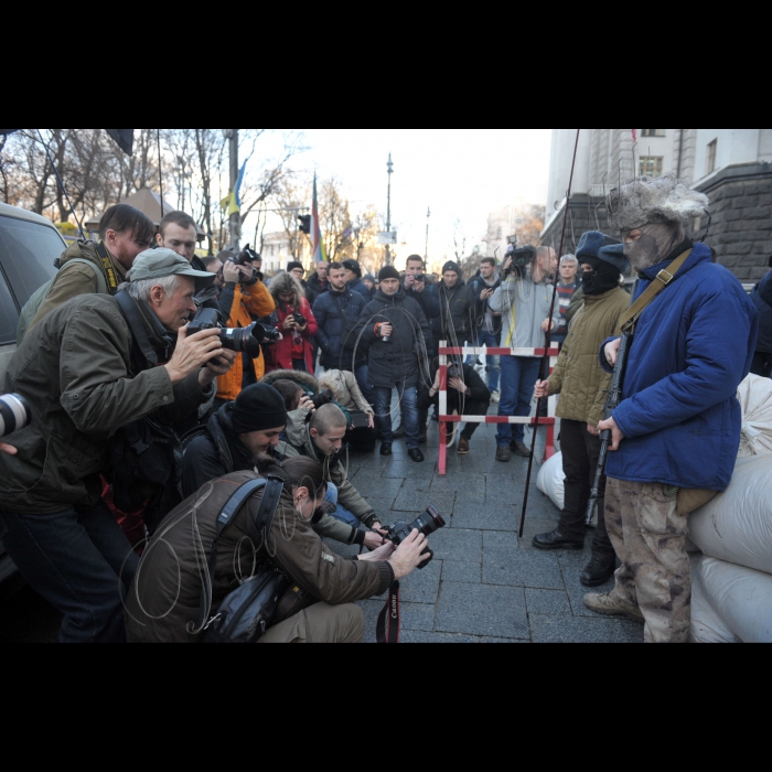 Київ. Під стінами Кабміну (Грушевського 12/2) відбудеться креативна акція протесту проти присутності російського бізнесу в Україні та транзиту російських вантажівок через українську територію.
Мета акції - націоналізація російських підприємств та закриття кордонів з ворогом. Нагадаємо, що завтра Кабінет міністрів має законодавчо вирішити питання щодо пересування російських фур Україною.
