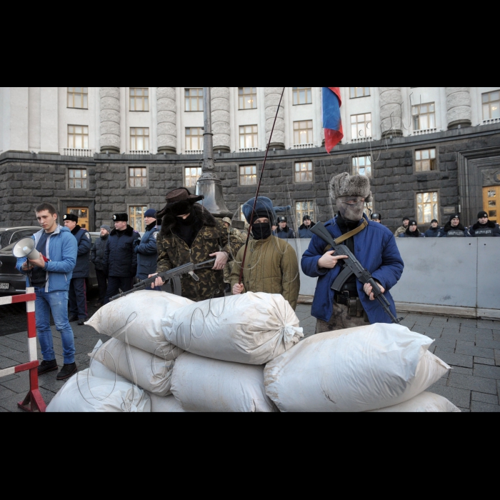 Київ. Під стінами Кабміну (Грушевського 12/2) відбудеться креативна акція протесту проти присутності російського бізнесу в Україні та транзиту російських вантажівок через українську територію.
Мета акції - націоналізація російських підприємств та закриття кордонів з ворогом. Нагадаємо, що завтра Кабінет міністрів має законодавчо вирішити питання щодо пересування російських фур Україною.
