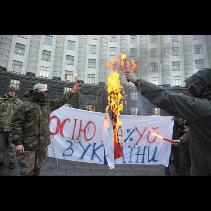 Київ. Під стінами Кабміну (Грушевського 12/2) відбудеться креативна акція протесту проти присутності російського бізнесу в Україні та транзиту російських вантажівок через українську територію.
Мета акції - націоналізація російських підприємств та закриття кордонів з ворогом. Нагадаємо, що завтра Кабінет міністрів має законодавчо вирішити питання щодо пересування російських фур Україною.
