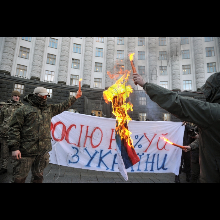 Київ. Під стінами Кабміну (Грушевського 12/2) відбудеться креативна акція протесту проти присутності російського бізнесу в Україні та транзиту російських вантажівок через українську територію.
Мета акції - націоналізація російських підприємств та закриття кордонів з ворогом. Нагадаємо, що завтра Кабінет міністрів має законодавчо вирішити питання щодо пересування російських фур Україною.
