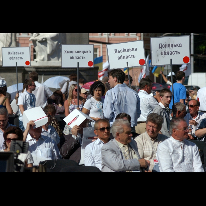 На Михайлівській площі відбувся Форум об'єднаної опозиції. У заході взяли участь прибічники партій 