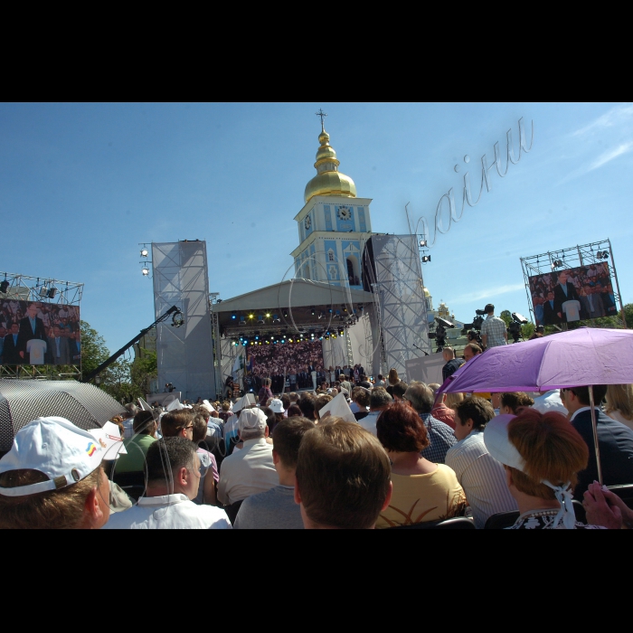 На Михайлівській площі відбувся Форум об'єднаної опозиції. У заході взяли участь прибічники партій 