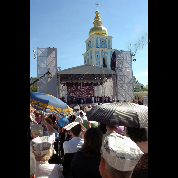 На Михайлівській площі відбувся Форум об'єднаної опозиції. У заході взяли участь прибічники партій 