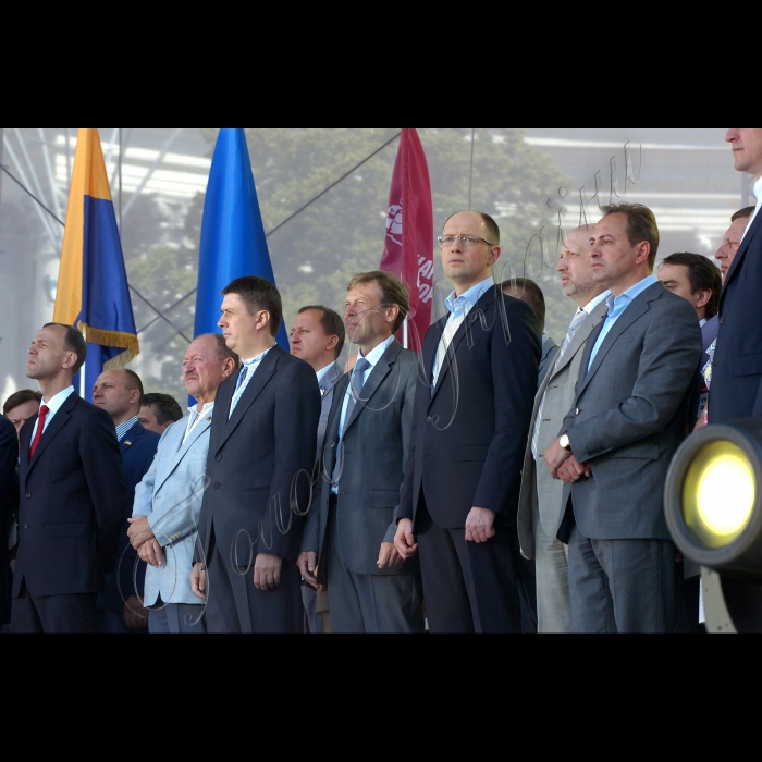 На Михайлівській площі відбувся Форум об'єднаної опозиції. У заході взяли участь прибічники партій 