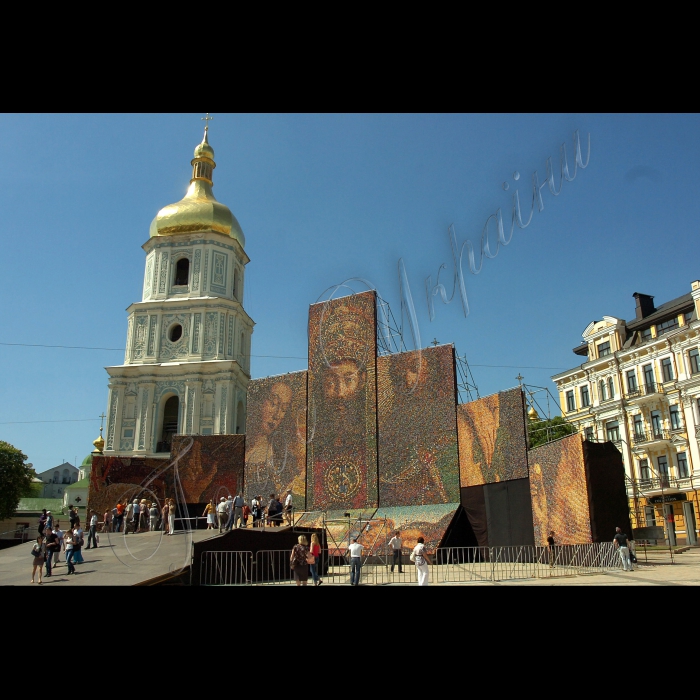 11 травня о 20.00 на Софійській площі в центрі Києва відбулося врочисте відкриття грандіозної арт-інсталяції «Вівтар націй».