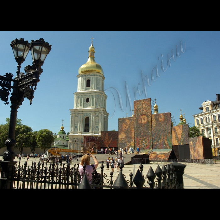 11 травня о 20.00 на Софійській площі в центрі Києва відбулося врочисте відкриття грандіозної арт-інсталяції «Вівтар націй».