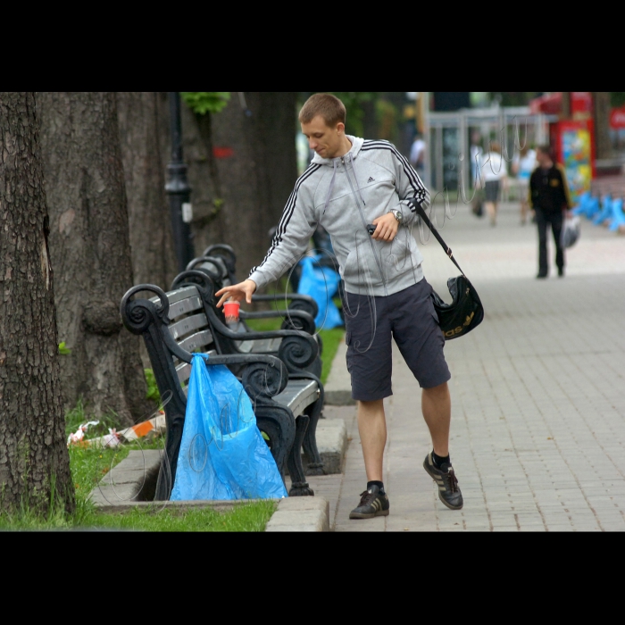 Київ. Замість сміттєвих урн целофанові пакети.