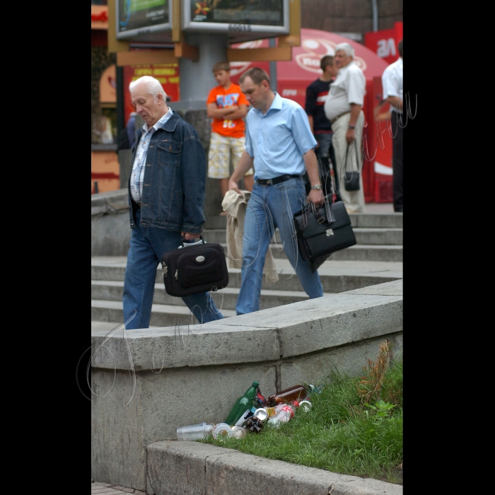 Київ. Замість сміттєвих урн целофанові пакети.