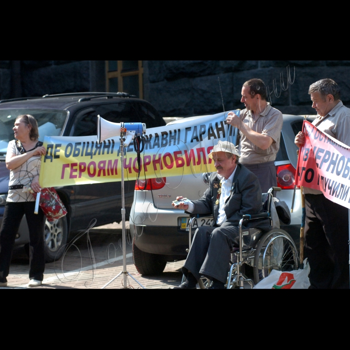 Біля Кабінету Міністрів України відбувся мітинг інвалідів-чорнобильців щодо виконання державних соціальних гарантій.
Красильніков – голова спілки інвалідів Чорнобиля Святошинського р-ну Києва