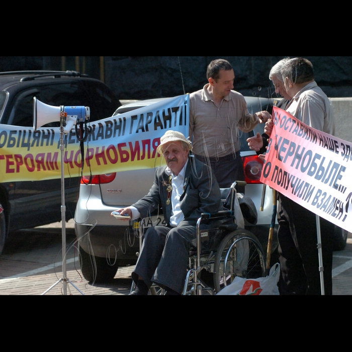 Біля Кабінету Міністрів України відбувся мітинг інвалідів-чорнобильців щодо виконання державних соціальних гарантій.
Красильніков – голова спілки інвалідів Чорнобиля Святошинського р-ну Києва