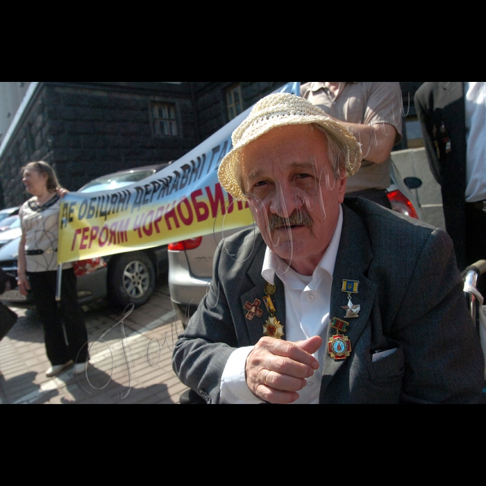 Біля Кабінету Міністрів України відбувся мітинг інвалідів-чорнобильців щодо виконання державних соціальних гарантій.
Красильніков – голова спілки інвалідів Чорнобиля Святошинського р-ну Києва