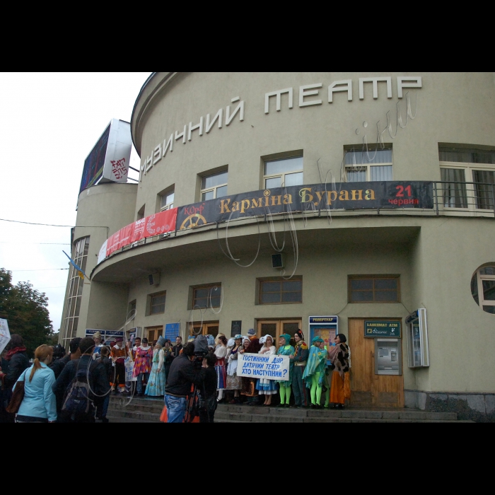 Під стінами Київського муніципального академічного театру опери та балету для дітей та юнацтва, що розташований на Подолі (вул. Межигірська, 2) відбулася громадянська театралізована акція творчого колективу на знак протесту проти позбавлення маленьких глядачів приміщення театру!
Буратіно, Тортілла та інші герої оперних дитячих вистав символічно попрощаються зі своїми глядачами, адже вже до кінця літа приміщення театру може перейти в невідомі руки.
