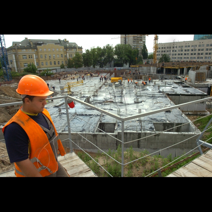 На будівництві сучасного лікувально-діагностичного комплексу Національної дитячої спеціалізованої лікарні “Охматдит” відбулася зустріч опікунської Ради з представниками будівельної компанії. Питання: Коли важкохворі діти отримають сучасну лікувально-діагностичну лікарню? Чи буде в Україні трансплантація кісткового мозку від неродинного донора для онкохворих дітей? Графік будівництва. Ситуація із фінансуванням, закупівлею медичного обладнання та ін. 