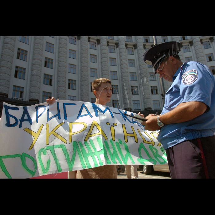 Біля КМУ відбулася акція протесту у відповідь на спробу захоплення галереї Спіраль