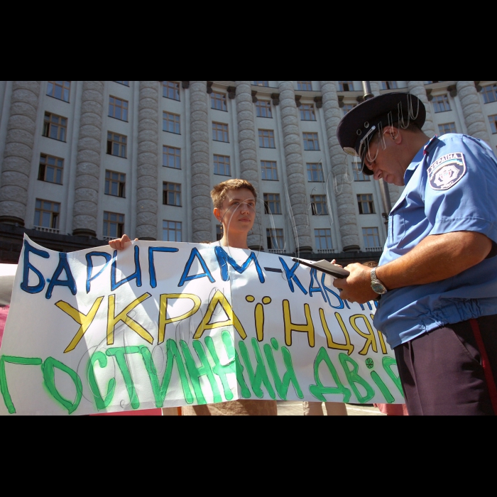 Біля КМУ відбулася акція протесту у відповідь на спробу захоплення галереї Спіраль