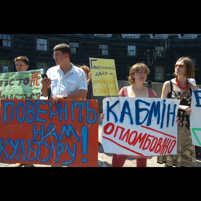 Біля КМУ відбулася акція протесту у відповідь на спробу захоплення галереї Спіраль