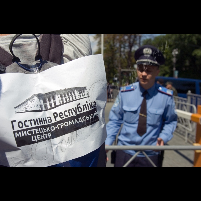 Біля КМУ відбулася акція протесту у відповідь на спробу захоплення галереї Спіраль