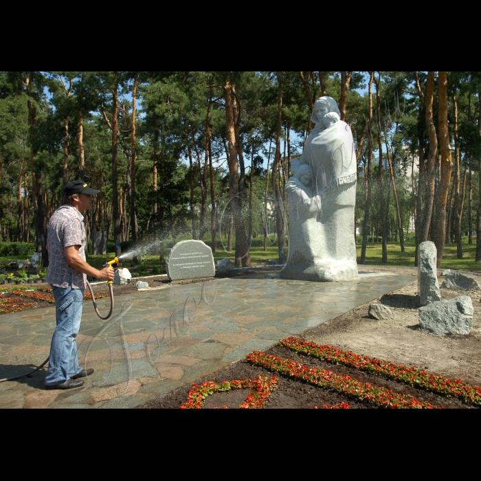 У столичному парку Перемога  Дніпровського району 22 червня буде відкрито пам'ятника Матері-Вдові. Організатор - Український фонд культури. Учасники: Борис Олійник - голова Українського фонду культури, голова  координаційної ради по організації спорудження пам'ятника; Леонід  Новохатько - заступник голови Київської міської державної адміністрації.
Автори пам'ятника - скульптори Адріан Балог, Костянтин Добрянський,  архітектор Костянтин Черній. Керівник творчої групи народний художник України, академік, професор, скульптор Володимир Чепелик. Кошти на пам'ятник упродовж трьох років збиралися під егідою Українського Фонду культури за інформаційної підтримки газет 