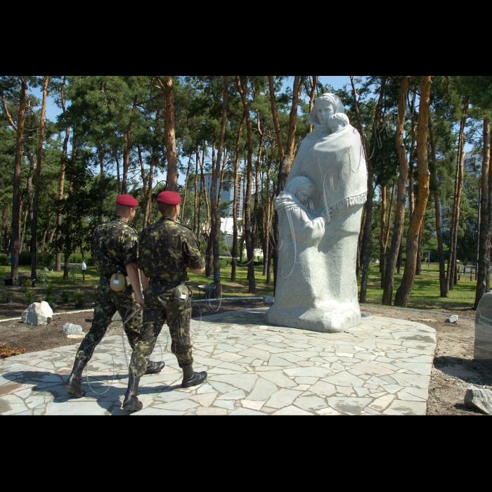 У столичному парку Перемога  Дніпровського району 22 червня буде відкрито пам'ятника Матері-Вдові. Організатор - Український фонд культури. Учасники: Борис Олійник - голова Українського фонду культури, голова  координаційної ради по організації спорудження пам'ятника; Леонід  Новохатько - заступник голови Київської міської державної адміністрації.
Автори пам'ятника - скульптори Адріан Балог, Костянтин Добрянський,  архітектор Костянтин Черній. Керівник творчої групи народний художник України, академік, професор, скульптор Володимир Чепелик. Кошти на пам'ятник упродовж трьох років збиралися під егідою Українського Фонду культури за інформаційної підтримки газет 