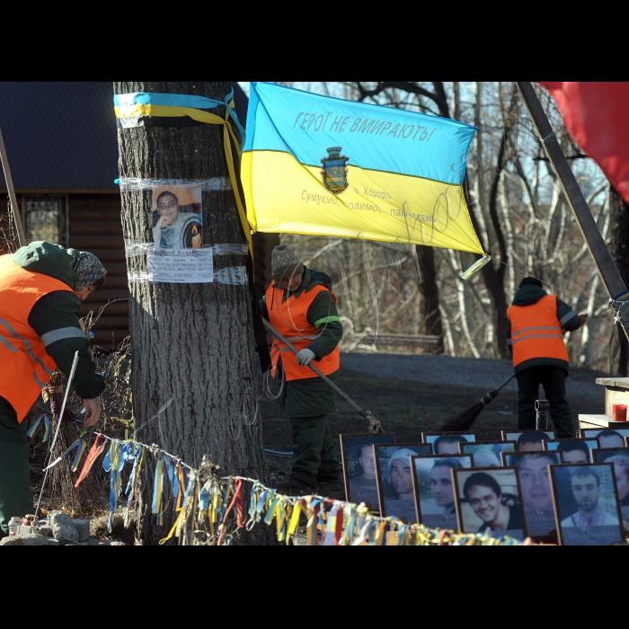 Київ. Відбулось громадське прибирання меморіальних місць загибелі Героїв Небесної Сотні.