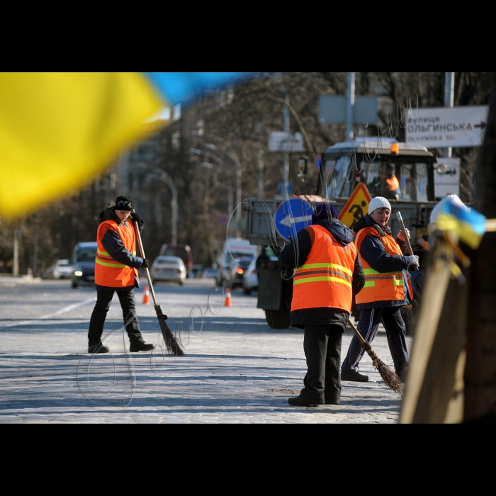 Київ. Відбулось громадське прибирання меморіальних місць загибелі Героїв Небесної Сотні.