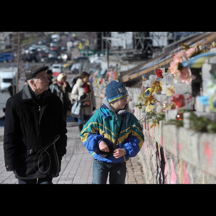 Київ. Відбулось громадське прибирання меморіальних місць загибелі Героїв Небесної Сотні.