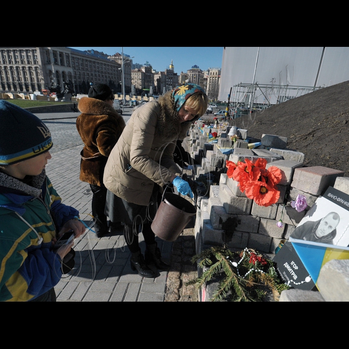 Київ. Відбулось громадське прибирання меморіальних місць загибелі Героїв Небесної Сотні.