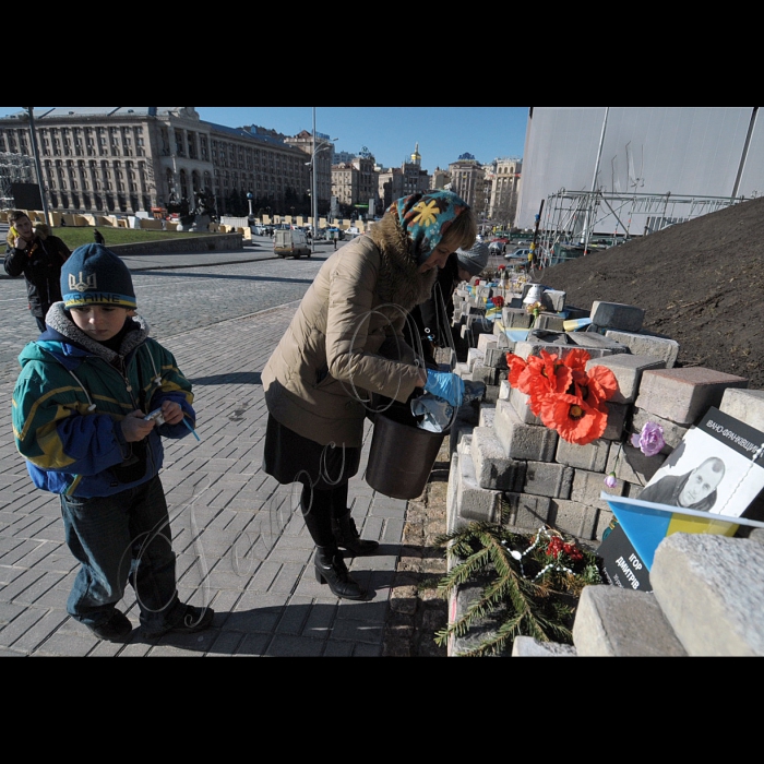 Київ. Відбулось громадське прибирання меморіальних місць загибелі Героїв Небесної Сотні.