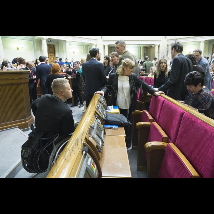 Парламентські слухання на тему: «Стан дотримання прав внутрішньо переміщених осіб та громадян України, які проживають на тимчасово окупованій території України та на території, не контрольованій українською владою в зоні проведення антитерористичної операції».
Головує заступник Голови ВР України Оксана Сироїд.
