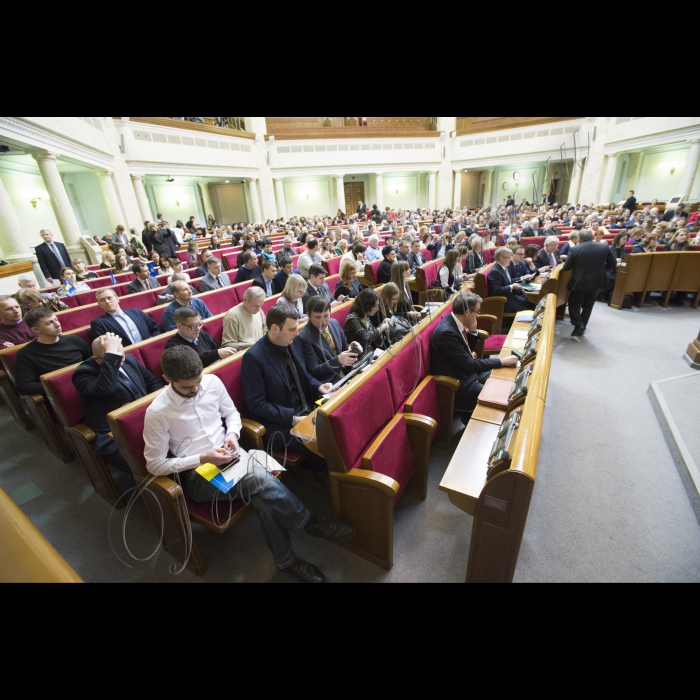 Парламентські слухання на тему: «Стан дотримання прав внутрішньо переміщених осіб та громадян України, які проживають на тимчасово окупованій території України та на території, не контрольованій українською владою в зоні проведення антитерористичної операції».
Головує заступник Голови ВР України Оксана Сироїд.
