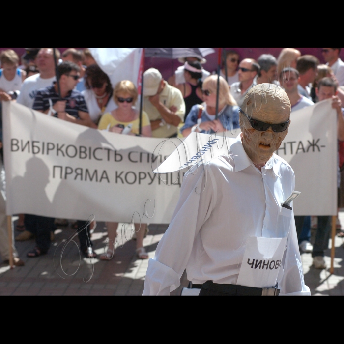 Акція столичних підприємців біля КМДА під гаслом: «У розпал футбольного чемпіонату «останнє китайське попередження» київським чиновникам!». На знак протесту проти захоплень власності підприємців столиці, ігнорування галузі, яка створює близько сотні тисяч робочих місць і свавілля чиновників, столичні підприємців зберуться біля КМДА. Більше 2000 учасників акції, щоб показати владі свою солідарність і готовність до жорстких дій і роздаватимуть ”білі стрічки”.