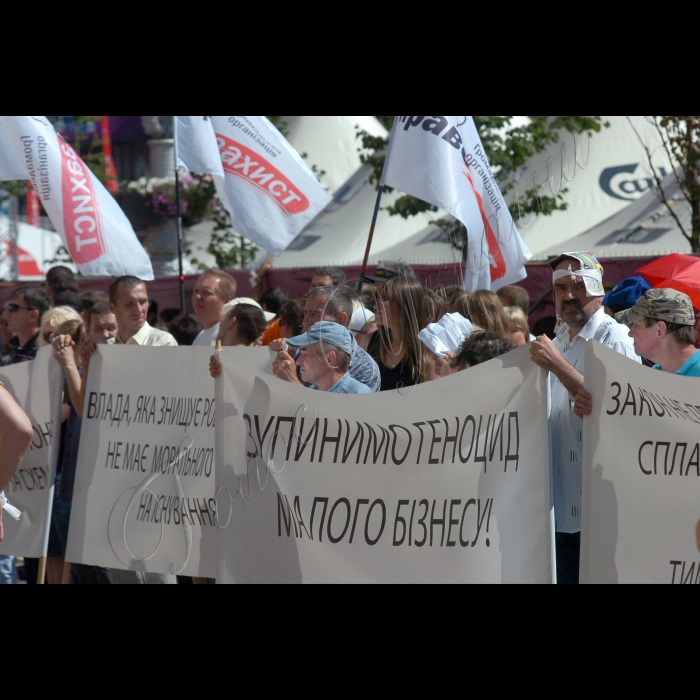 Акція столичних підприємців біля КМДА під гаслом: «У розпал футбольного чемпіонату «останнє китайське попередження» київським чиновникам!». На знак протесту проти захоплень власності підприємців столиці, ігнорування галузі, яка створює близько сотні тисяч робочих місць і свавілля чиновників, столичні підприємців зберуться біля КМДА. Більше 2000 учасників акції, щоб показати владі свою солідарність і готовність до жорстких дій і роздаватимуть ”білі стрічки”.