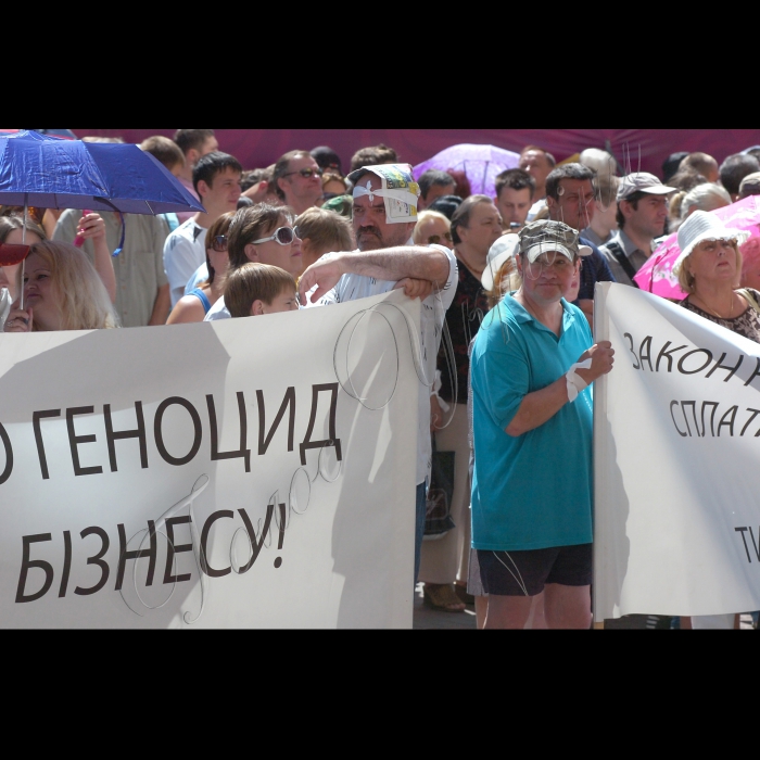 Акція столичних підприємців біля КМДА під гаслом: «У розпал футбольного чемпіонату «останнє китайське попередження» київським чиновникам!». На знак протесту проти захоплень власності підприємців столиці, ігнорування галузі, яка створює близько сотні тисяч робочих місць і свавілля чиновників, столичні підприємців зберуться біля КМДА. Більше 2000 учасників акції, щоб показати владі свою солідарність і готовність до жорстких дій і роздаватимуть ”білі стрічки”.