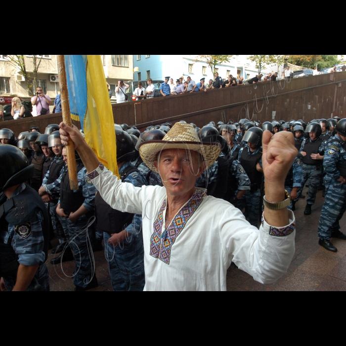 Учасники мітингу проти мовного закону біля Українського будинку, в Києві, в середу, 4 липня 2012 р.3 липня п'ятеро народних депутатів від опозиції оголосили безстрокову голодовку в Києві біля Українського дому на знак протесту проти ухвалення мовного закону. Народні депутати затверджують про те, що вони збираються голодувати, доки не буде скасований проголосований закон. Також цього дня після 21.00 до Українського дому прибула група правоохоронців - близько 50 осіб. Вони піднялися сходами на ганок будівлі. Першими на них напали представники ВО «Свобода», які серед інших беруть участь у мітингу. Їх підтримали інші учасники акції. Зав’язалася масова бійка. Згодом на допомогу першій групі провоохоронців прибув інший загін і сутичка продовжилася. У бійці взяли участь народні депутати від опозиційних факцій парламенту. Правоохоронці відтіснили мітингувальників від входу в Український дім. Мітингуючі провели ніч на сходах будівлі Українського дому. Вранці, 4 липня, опозиціонери перекрили шлагбаум, а також центральний вхід до Українського дому, де повинна проходити підсумкова прес-конференція Президента України Віктора Януковича.