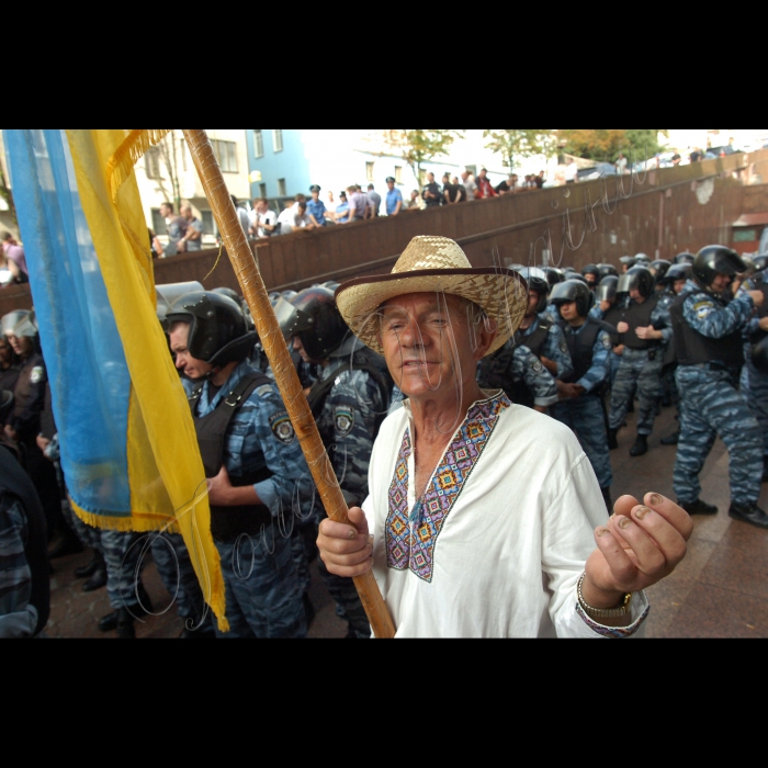 Учасники мітингу проти мовного закону біля Українського будинку, в Києві, в середу, 4 липня 2012 р.3 липня п'ятеро народних депутатів від опозиції оголосили безстрокову голодовку в Києві біля Українського дому на знак протесту проти ухвалення мовного закону. Народні депутати затверджують про те, що вони збираються голодувати, доки не буде скасований проголосований закон. Також цього дня після 21.00 до Українського дому прибула група правоохоронців - близько 50 осіб. Вони піднялися сходами на ганок будівлі. Першими на них напали представники ВО «Свобода», які серед інших беруть участь у мітингу. Їх підтримали інші учасники акції. Зав’язалася масова бійка. Згодом на допомогу першій групі провоохоронців прибув інший загін і сутичка продовжилася. У бійці взяли участь народні депутати від опозиційних факцій парламенту. Правоохоронці відтіснили мітингувальників від входу в Український дім. Мітингуючі провели ніч на сходах будівлі Українського дому. Вранці, 4 липня, опозиціонери перекрили шлагбаум, а також центральний вхід до Українського дому, де повинна проходити підсумкова прес-конференція Президента України Віктора Януковича.