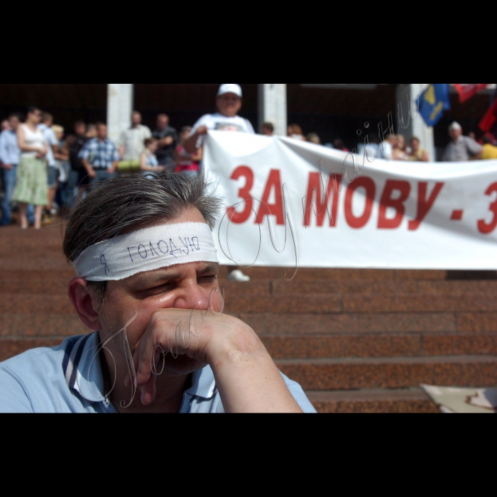 Учасники мітингу проти мовного закону біля Українського будинку, в Києві, в середу, 4 липня 2012 р.3 липня п'ятеро народних депутатів від опозиції оголосили безстрокову голодовку в Києві біля Українського дому на знак протесту проти ухвалення мовного закону. Народні депутати затверджують про те, що вони збираються голодувати, доки не буде скасований проголосований закон. Також цього дня після 21.00 до Українського дому прибула група правоохоронців - близько 50 осіб. Вони піднялися сходами на ганок будівлі. Першими на них напали представники ВО «Свобода», які серед інших беруть участь у мітингу. Їх підтримали інші учасники акції. Зав’язалася масова бійка. Згодом на допомогу першій групі провоохоронців прибув інший загін і сутичка продовжилася. У бійці взяли участь народні депутати від опозиційних факцій парламенту. Правоохоронці відтіснили мітингувальників від входу в Український дім. Мітингуючі провели ніч на сходах будівлі Українського дому. Вранці, 4 липня, опозиціонери перекрили шлагбаум, а також центральний вхід до Українського дому, де повинна проходити підсумкова прес-конференція Президента України Віктора Януковича.