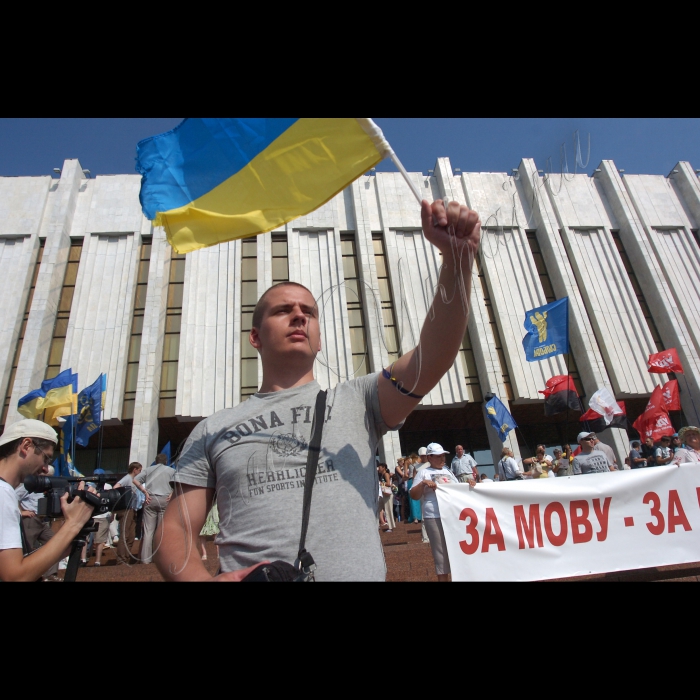 Учасники мітингу проти мовного закону біля Українського будинку, в Києві, в середу, 4 липня 2012 р.3 липня п'ятеро народних депутатів від опозиції оголосили безстрокову голодовку в Києві біля Українського дому на знак протесту проти ухвалення мовного закону. Народні депутати затверджують про те, що вони збираються голодувати, доки не буде скасований проголосований закон. Також цього дня після 21.00 до Українського дому прибула група правоохоронців - близько 50 осіб. Вони піднялися сходами на ганок будівлі. Першими на них напали представники ВО «Свобода», які серед інших беруть участь у мітингу. Їх підтримали інші учасники акції. Зав’язалася масова бійка. Згодом на допомогу першій групі провоохоронців прибув інший загін і сутичка продовжилася. У бійці взяли участь народні депутати від опозиційних факцій парламенту. Правоохоронці відтіснили мітингувальників від входу в Український дім. Мітингуючі провели ніч на сходах будівлі Українського дому. Вранці, 4 липня, опозиціонери перекрили шлагбаум, а також центральний вхід до Українського дому, де повинна проходити підсумкова прес-конференція Президента України Віктора Януковича.