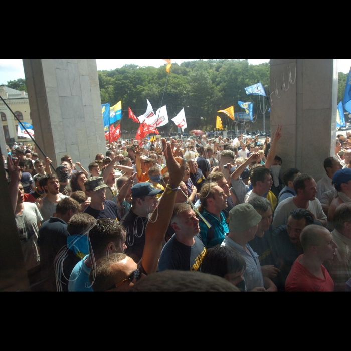 Учасники мітингу проти мовного закону біля Українського будинку, в Києві, в середу, 4 липня 2012 р.3 липня п'ятеро народних депутатів від опозиції оголосили безстрокову голодовку в Києві біля Українського дому на знак протесту проти ухвалення мовного закону. Народні депутати затверджують про те, що вони збираються голодувати, доки не буде скасований проголосований закон. Також цього дня після 21.00 до Українського дому прибула група правоохоронців - близько 50 осіб. Вони піднялися сходами на ганок будівлі. Першими на них напали представники ВО «Свобода», які серед інших беруть участь у мітингу. Їх підтримали інші учасники акції. Зав’язалася масова бійка. Згодом на допомогу першій групі провоохоронців прибув інший загін і сутичка продовжилася. У бійці взяли участь народні депутати від опозиційних факцій парламенту. Правоохоронці відтіснили мітингувальників від входу в Український дім. Мітингуючі провели ніч на сходах будівлі Українського дому. Вранці, 4 липня, опозиціонери перекрили шлагбаум, а також центральний вхід до Українського дому, де повинна проходити підсумкова прес-конференція Президента України Віктора Януковича.