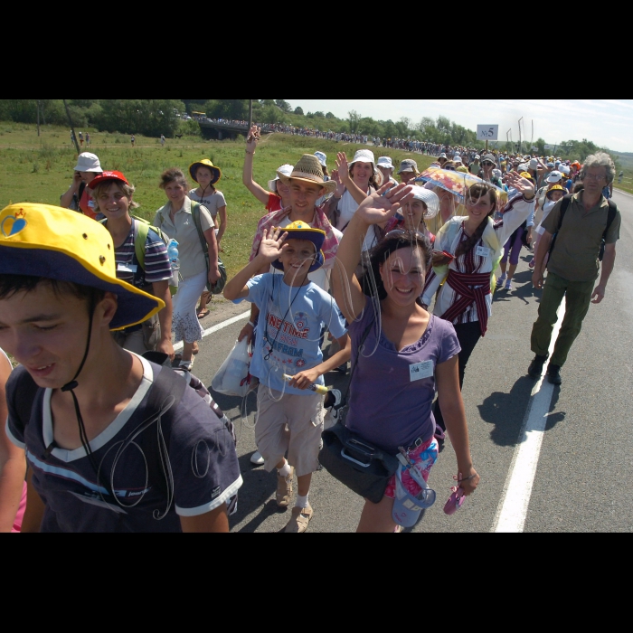 На Тернопільщині в Корейському центрі Зарваниця відбулася Всеукраїнська проща, присвячена 120-річчю від дня народження Патріарха УГКЦ Йосипа Сліпого та тематиці Святих Тайн.
Участь у прощі взяли архієпископ Мелхітської Греко-Католицької Церкви Високопреосвященний Еліас Шакур, єпископ-ординарій Кишинівський єпархії Республіки Молдова преосвященний Антон Коша, Апостольський нунцій в Україні архієпископ Томас Едвард Галліксон, члени Синоду єпископів УГКЦ. Ранковою архієрейську службу Божу очолив патріарх УГКЦ Блаженніший Святослав Шевчук.
За два дні паломництва до Зарваниці побувало понад 120 тисяч паломників.