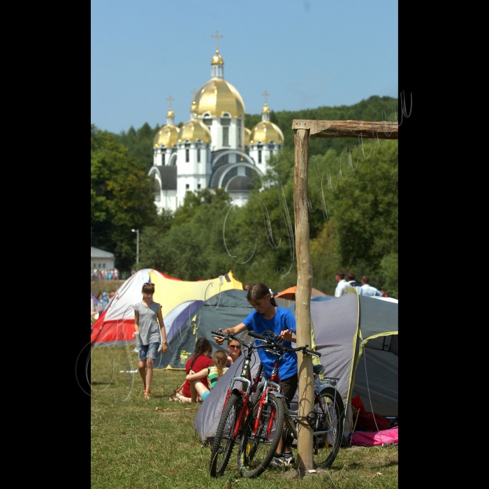 На Тернопільщині в Корейському центрі Зарваниця відбулася Всеукраїнська проща, присвячена 120-річчю від дня народження Патріарха УГКЦ Йосипа Сліпого та тематиці Святих Тайн.
Участь у прощі взяли архієпископ Мелхітської Греко-Католицької Церкви Високопреосвященний Еліас Шакур, єпископ-ординарій Кишинівський єпархії Республіки Молдова преосвященний Антон Коша, Апостольський нунцій в Україні архієпископ Томас Едвард Галліксон, члени Синоду єпископів УГКЦ. Ранковою архієрейську службу Божу очолив патріарх УГКЦ Блаженніший Святослав Шевчук.
За два дні паломництва до Зарваниці побувало понад 120 тисяч паломників.