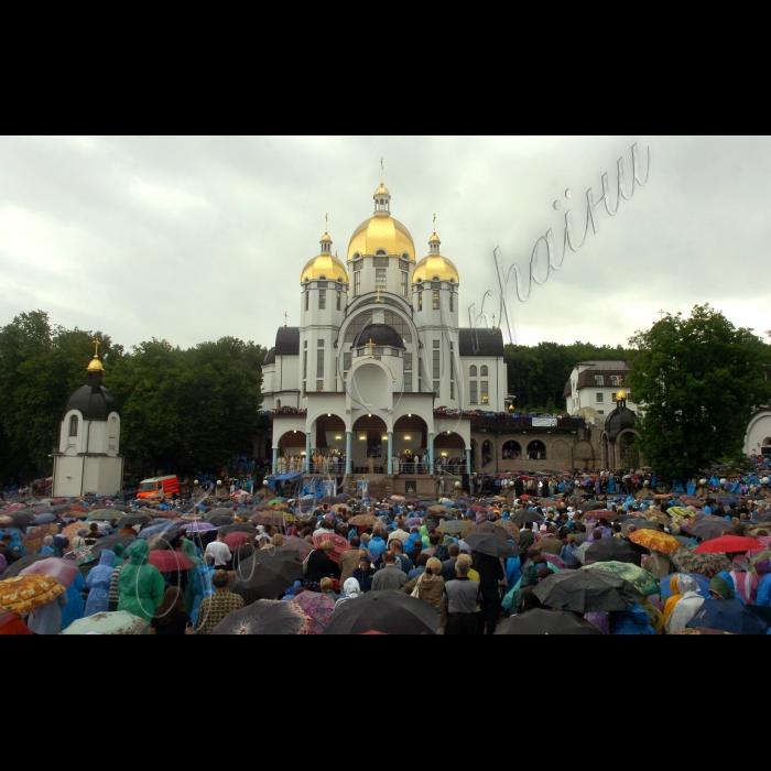 На Тернопільщині в Корейському центрі Зарваниця відбулася Всеукраїнська проща, присвячена 120-річчю від дня народження Патріарха УГКЦ Йосипа Сліпого та тематиці Святих Тайн.
Участь у прощі взяли архієпископ Мелхітської Греко-Католицької Церкви Високопреосвященний Еліас Шакур, єпископ-ординарій Кишинівський єпархії Республіки Молдова преосвященний Антон Коша, Апостольський нунцій в Україні архієпископ Томас Едвард Галліксон, члени Синоду єпископів УГКЦ. Ранковою архієрейську службу Божу очолив патріарх УГКЦ Блаженніший Святослав Шевчук.
За два дні паломництва до Зарваниці побувало понад 120 тисяч паломників.