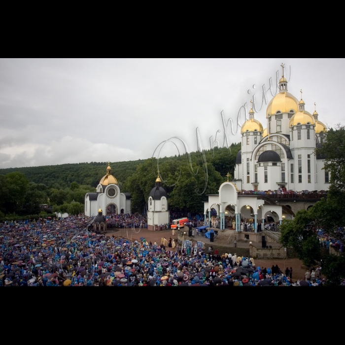 На Тернопільщині в Корейському центрі Зарваниця відбулася Всеукраїнська проща, присвячена 120-річчю від дня народження Патріарха УГКЦ Йосипа Сліпого та тематиці Святих Тайн.
Участь у прощі взяли архієпископ Мелхітської Греко-Католицької Церкви Високопреосвященний Еліас Шакур, єпископ-ординарій Кишинівський єпархії Республіки Молдова преосвященний Антон Коша, Апостольський нунцій в Україні архієпископ Томас Едвард Галліксон, члени Синоду єпископів УГКЦ. Ранковою архієрейську службу Божу очолив патріарх УГКЦ Блаженніший Святослав Шевчук.
За два дні паломництва до Зарваниці побувало понад 120 тисяч паломників.