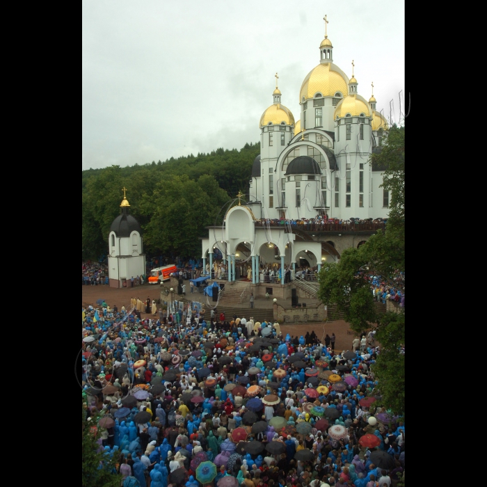 На Тернопільщині в Корейському центрі Зарваниця відбулася Всеукраїнська проща, присвячена 120-річчю від дня народження Патріарха УГКЦ Йосипа Сліпого та тематиці Святих Тайн.
Участь у прощі взяли архієпископ Мелхітської Греко-Католицької Церкви Високопреосвященний Еліас Шакур, єпископ-ординарій Кишинівський єпархії Республіки Молдова преосвященний Антон Коша, Апостольський нунцій в Україні архієпископ Томас Едвард Галліксон, члени Синоду єпископів УГКЦ. Ранковою архієрейську службу Божу очолив патріарх УГКЦ Блаженніший Святослав Шевчук.
За два дні паломництва до Зарваниці побувало понад 120 тисяч паломників.