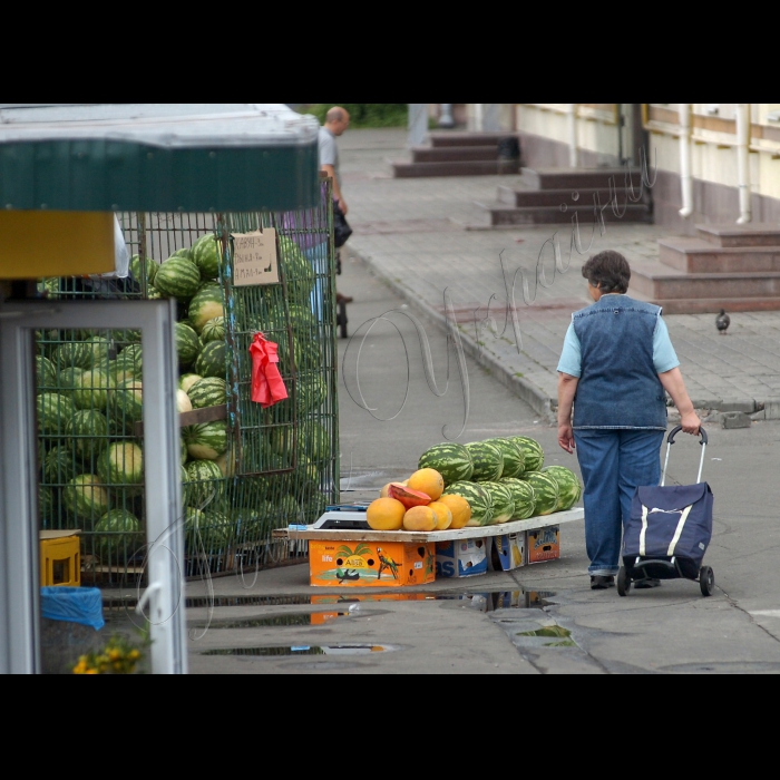 Київ, продаж кавунів.