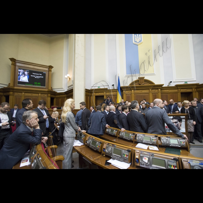 Пленарне засідання Верховної Ради України.
На початку засідання народні депутати вшанували хвилиною мовчання героїв Небесної сотні.
Біля парламентської трибуни - учасники Євромайдану