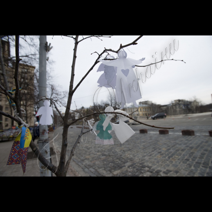 Голова ВР України Володимир Гройсман прініс квіти и лампадку на вул. Інститутська в пам'ять про Героїв Небесної сотні.