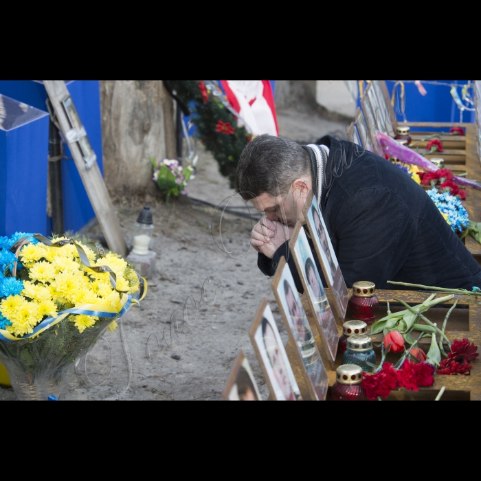 Голова ВР України Володимир Гройсман прініс квіти и лампадку на вул. Інститутська в пам'ять про Героїв Небесної сотні.
Батько Устима Голоднюка Володимир