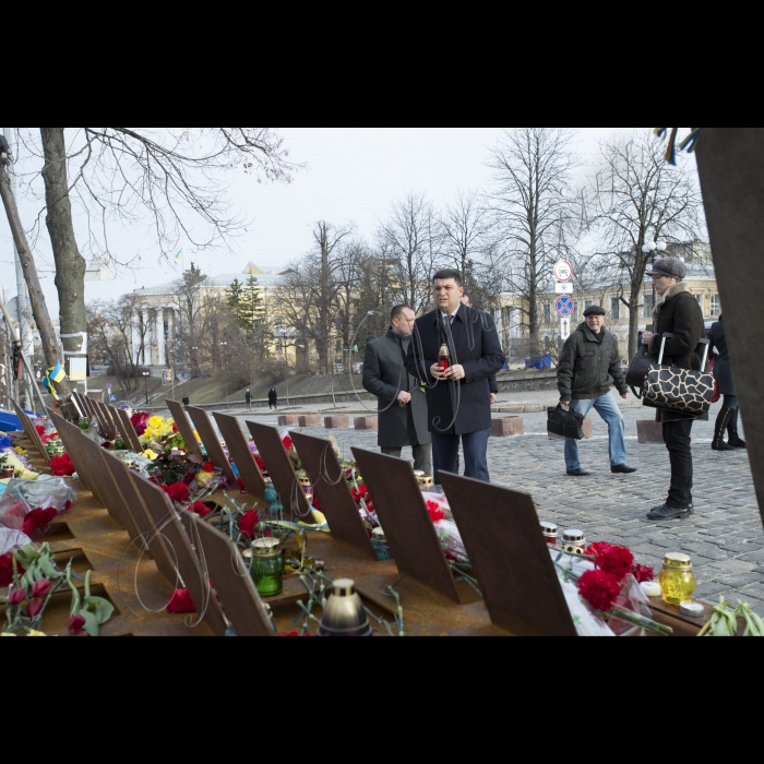 Голова ВР України Володимир Гройсман прініс квіти и лампадку на вул. Інститутська в пам'ять про Героїв Небесної сотні.